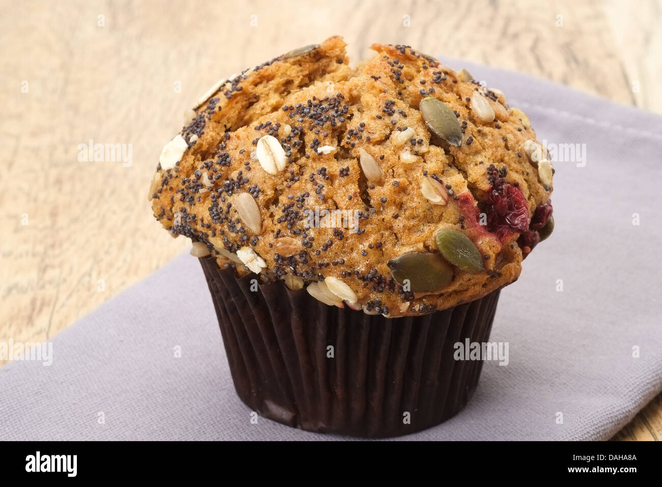 Gesunden Kleie-Muffins mit Samen und Nüssen - Studio gedreht Stockfoto
