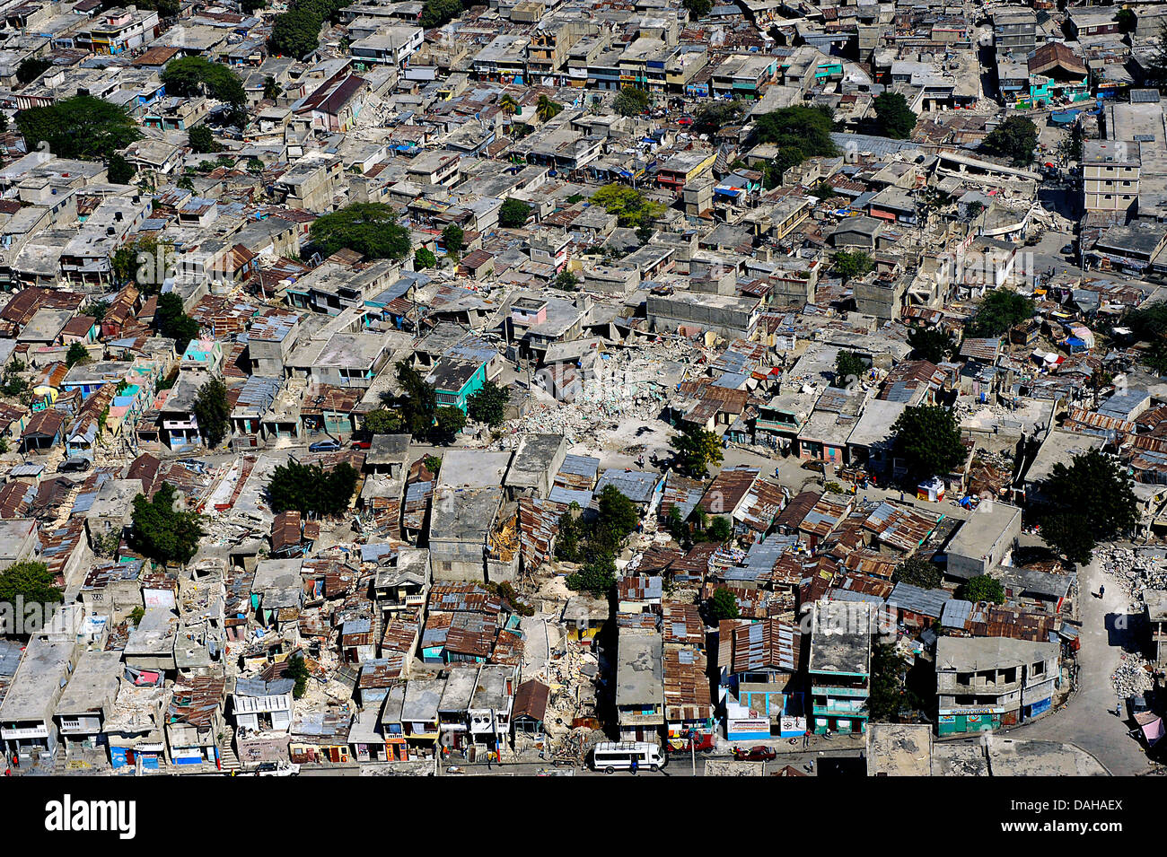 Luftaufnahme des beschädigten Gebäude im Anschluss an ein Erdbeben der Stärke 7,0 220.000 Menschen 22. Januar 2010 in Port-au-Prince, Haiti zu töten. Stockfoto