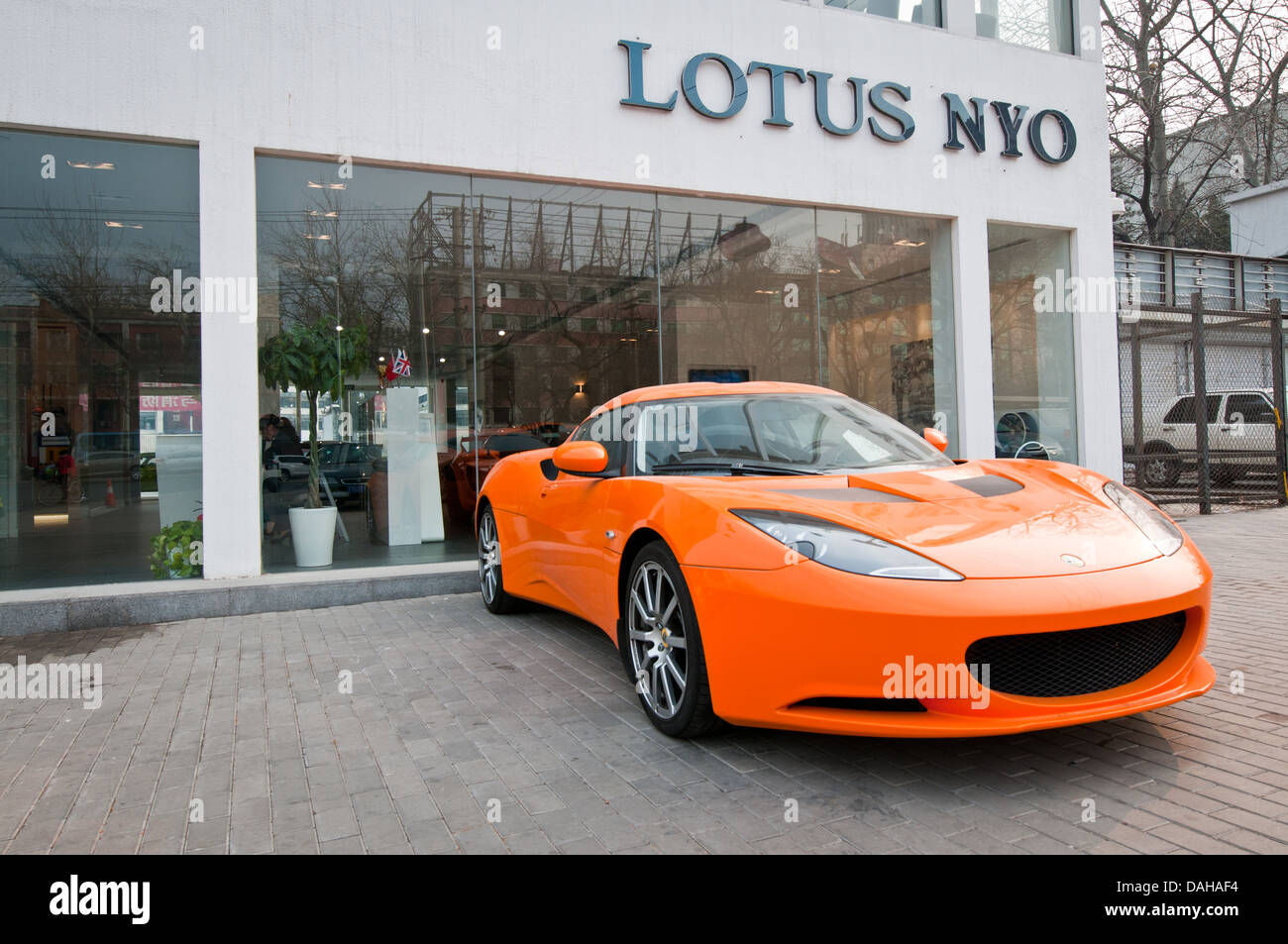 Lotus Evora vor Lotus NYO Autohaus am Workers' Stadium North Road in der Nähe von Stadion in Peking, China Stockfoto