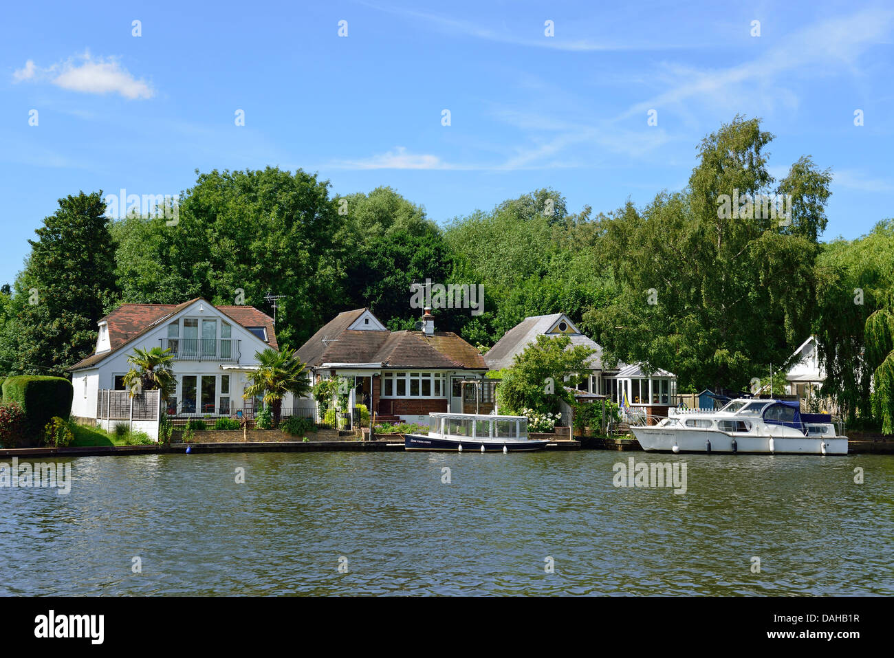 Riverside Häuser auf Themse, Walton-on-Thames, Surrey, England, Vereinigtes Königreich Stockfoto