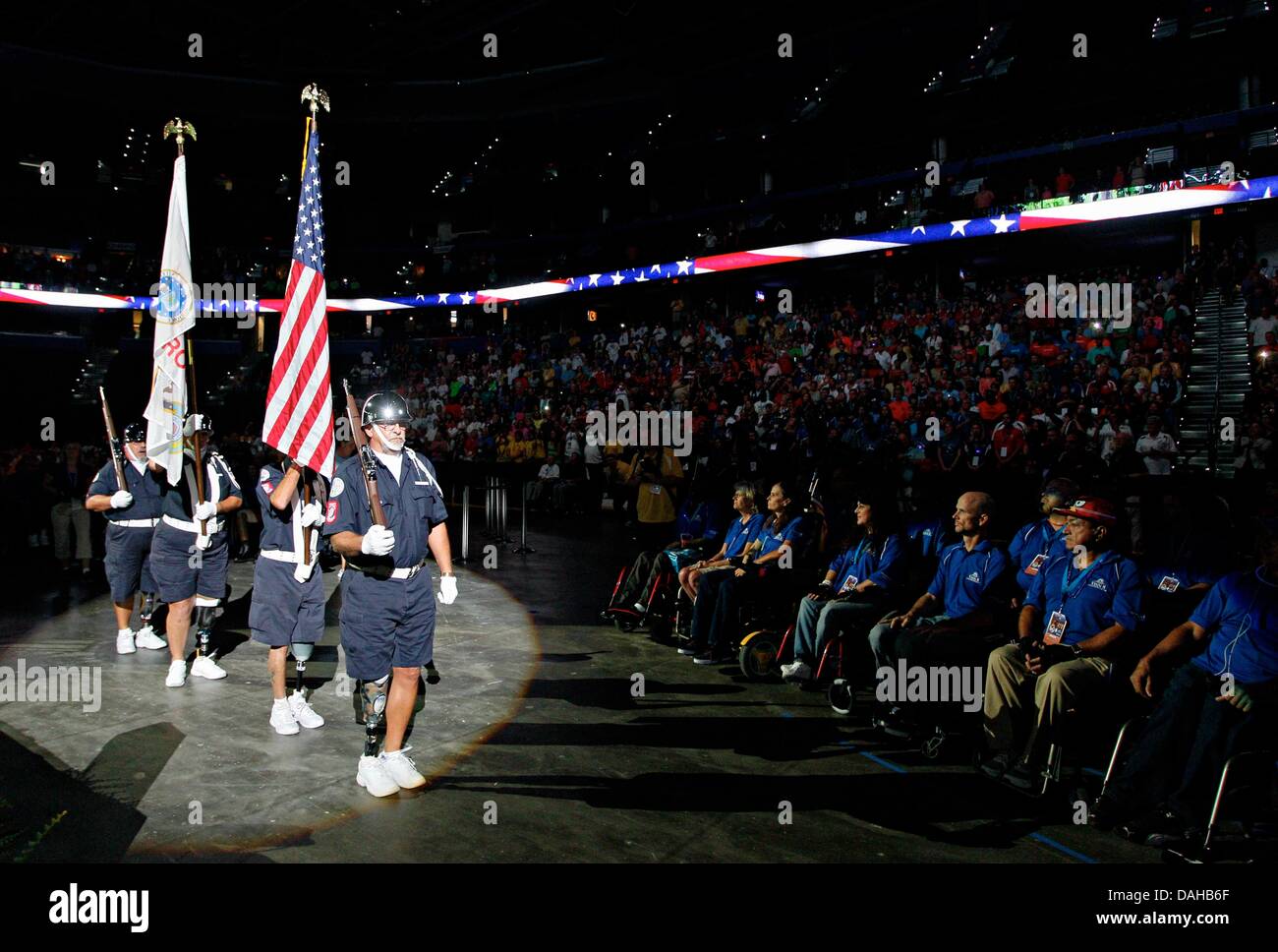 Tampa, Florida, USA. 13. Juli 2013. DANIEL WALLACE | Times.The amerikanische Veteranen Amputierte Support Team (AVAST) Märsche, die Farben zu präsentieren, während der Eröffnungsfeier für die 33. nationale Veteranen Wheelchair Games an der Tampa Bay Times Forum auf Samstag, 13. Juli 2013. '' Dieser Hit home,'' sagte Schütze Rudy Salas. "Bist du einer Amputierten, haben Sie die Zeit im Rollstuhl. Wir wissen, dass diese Athleten sind erstaunlich. Bildnachweis: Daniel Wallace/Tampa Bucht Times/ZUMAPRESS.com/Alamy Live-Nachrichten Stockfoto