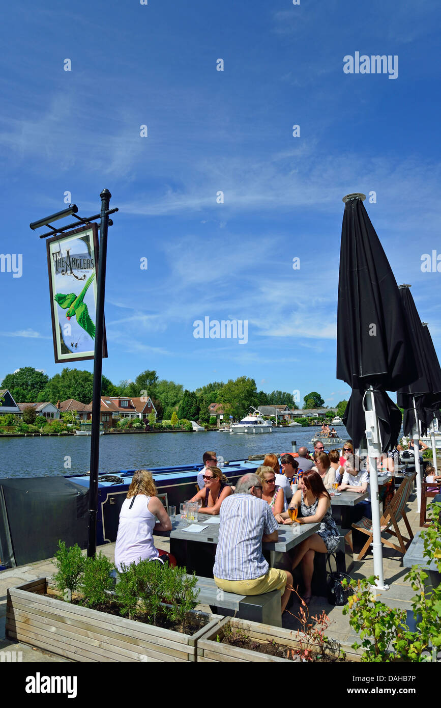 Der Angler von Walton Gastro Pub Terrasse am Themse-Ufer, Walton-on-Thames, Surrey, England, Vereinigtes Königreich Stockfoto