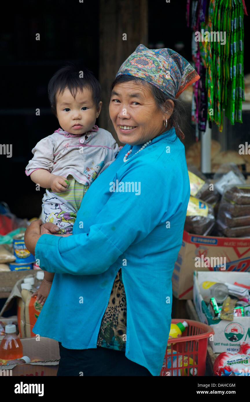 Hmong-Frau mit Kind auf dem Rücken. Nördlich von Bac Ha, Vietnam Stockfoto