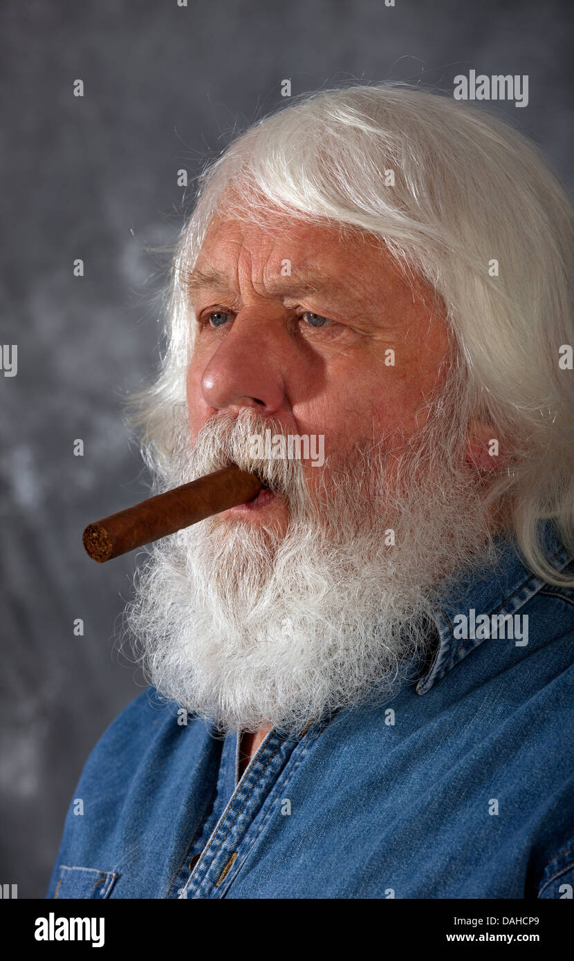 Zigarre - senior mit Zigarre und Stockfoto