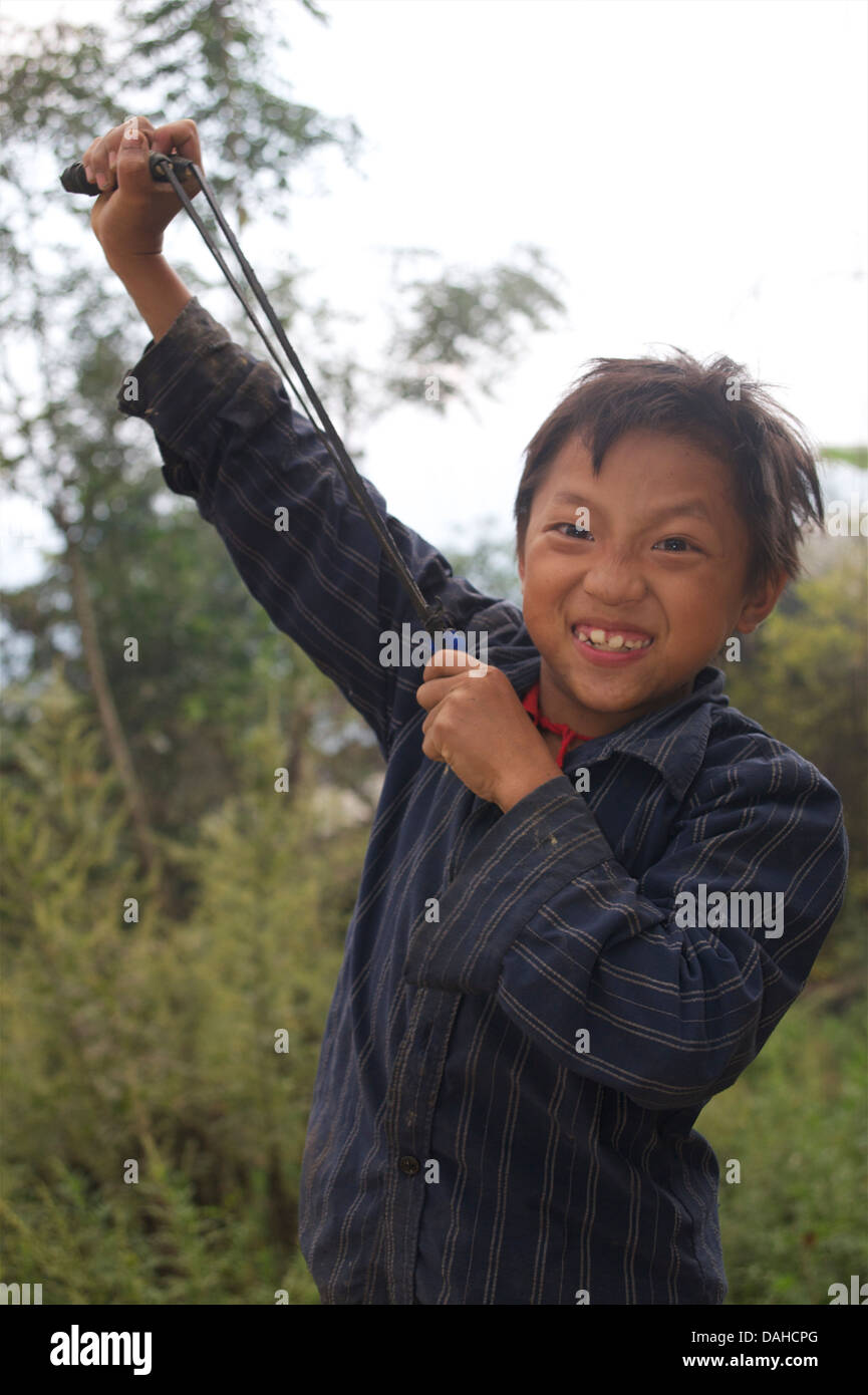 Hmong-Boy mit Katapult.  Ban Pho Dorf in der Nähe von Bac Ha, Provinz Lao Cai, Vietnam. Stockfoto