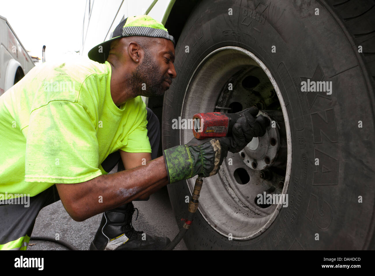 Mechaniker, eine Bus-Rad mit einem Schlagschrauber entfernen Stockfoto