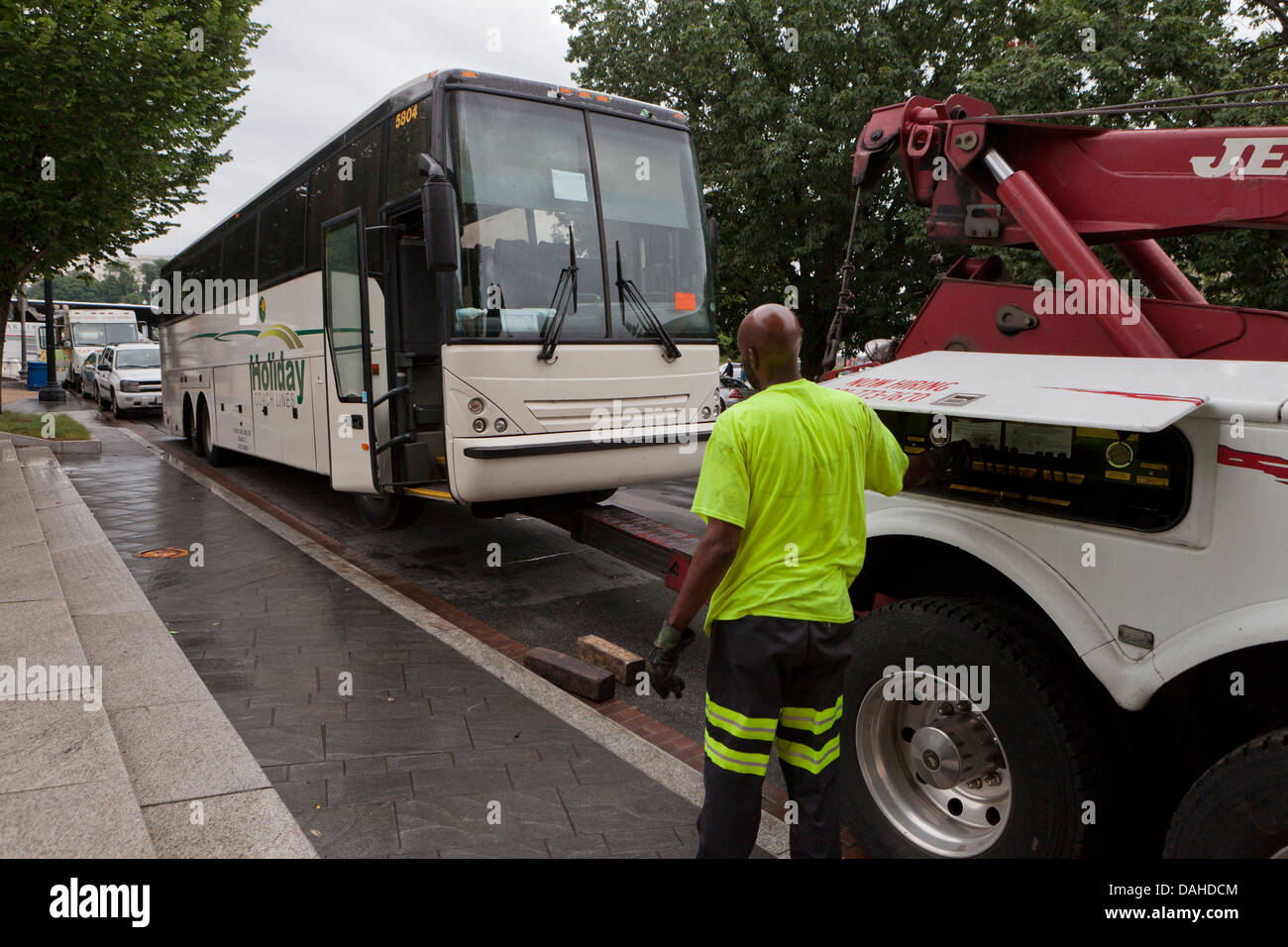 Deaktivierte Tourbus immer abgeschleppt Stockfoto