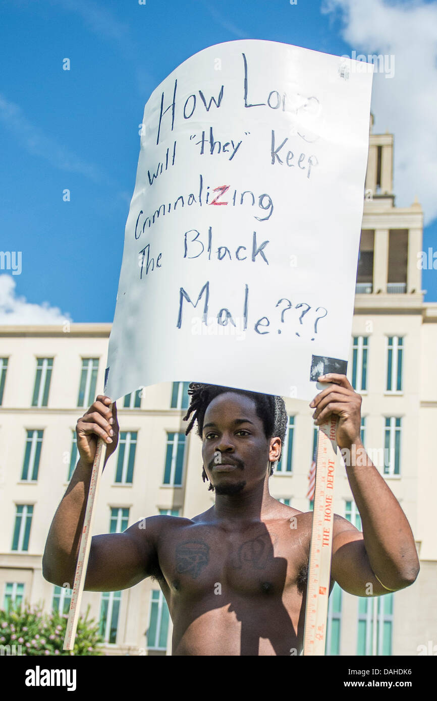 13. Juli 2013 - Sanford, FL, USA: Ein Demonstrant zeigt seine Zeichen außerhalb der Seminole County Courthouse in Tag 2 der Jury Deliberation in der Studie von George Zimmerman, Zimmerman wurde aufgeladen in 2012 für die Erschießung des Trayvon Martin in Sanford, FL Stockfoto