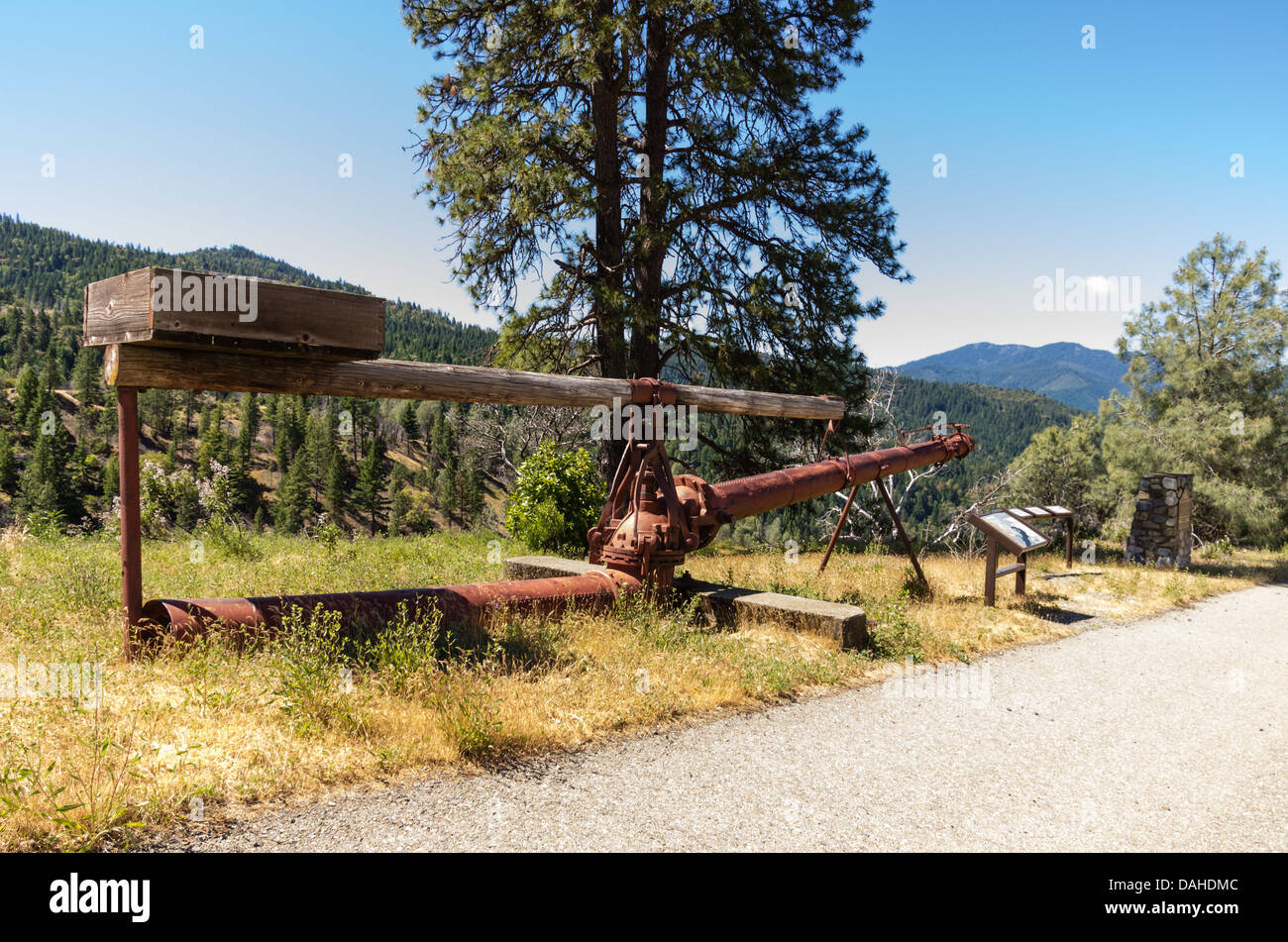 Weaverville California Vereinigten Staaten von Amerika.  Ein Monitor oder hydraulische Kanone verwendet gold Lagerwerkstoff im hydraulischen Bergbau abzuwaschen Stockfoto