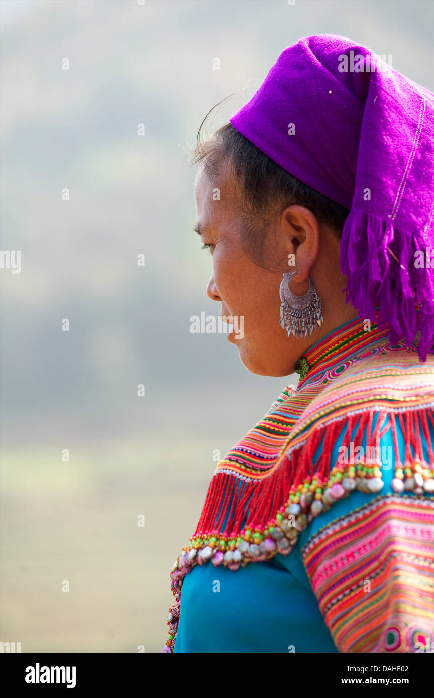 Hmong Frau an können Cau, in der Nähe von Bac Ha, Provinz Lao Cai, Vietnam Stockfoto