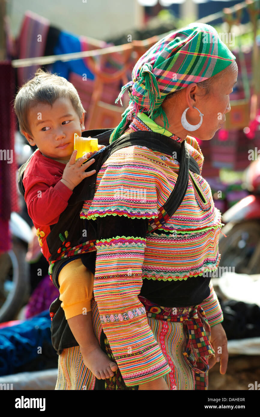 Hmong Mutter mit jungen, Bac Ha, Provinz Lao Cai, Vietnam Stockfoto