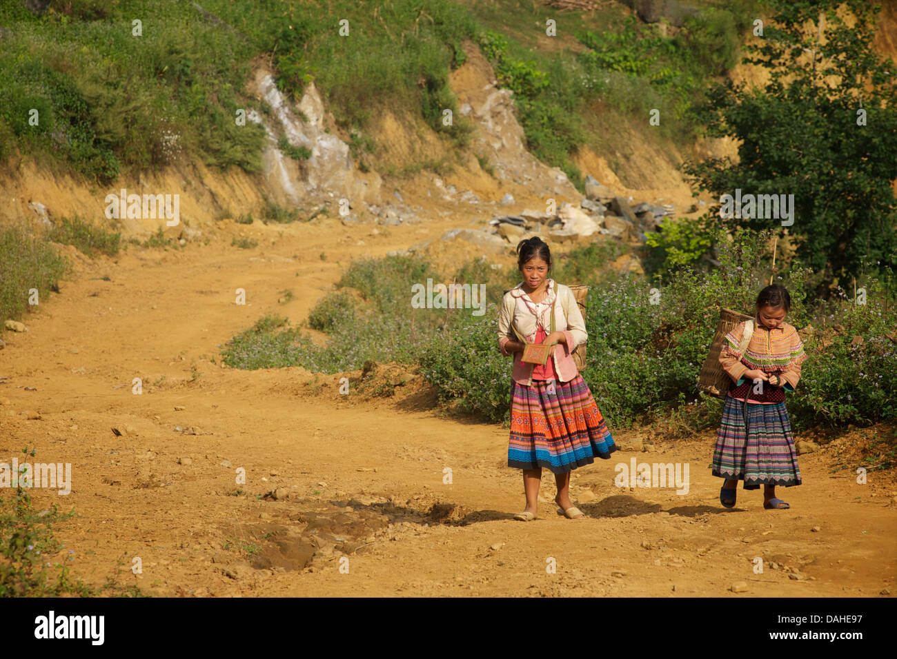 Hmong Mädchen zu Fuß nach Bac Ha, Provinz Lao Cai, Vietnam Stockfoto