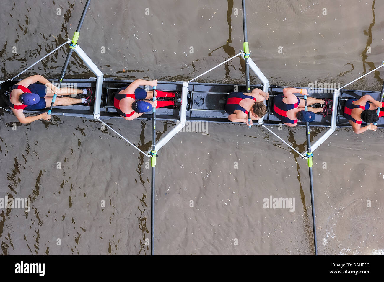 Eine Gruppe von Ruderern üben ihre Teamarbeit auf dem Yarra River, Australien Stockfoto
