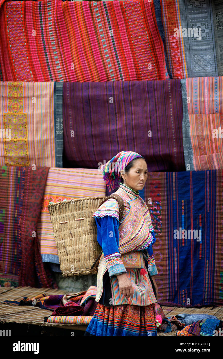 Flower Hmong Frauen am Sonntagsmarkt von Bac Ha. Lao Cai Provinz, Nord-Vietnam Stockfoto