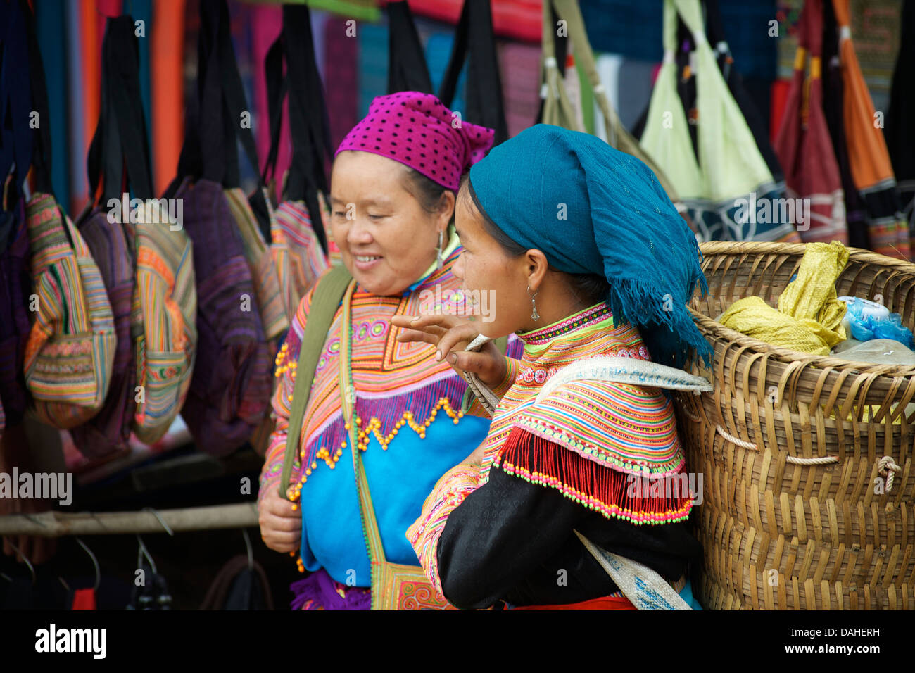 Hmong Frauen im Chat am Markt von Bac Ha, Provinz Lao Cai, Vietnam Stockfoto