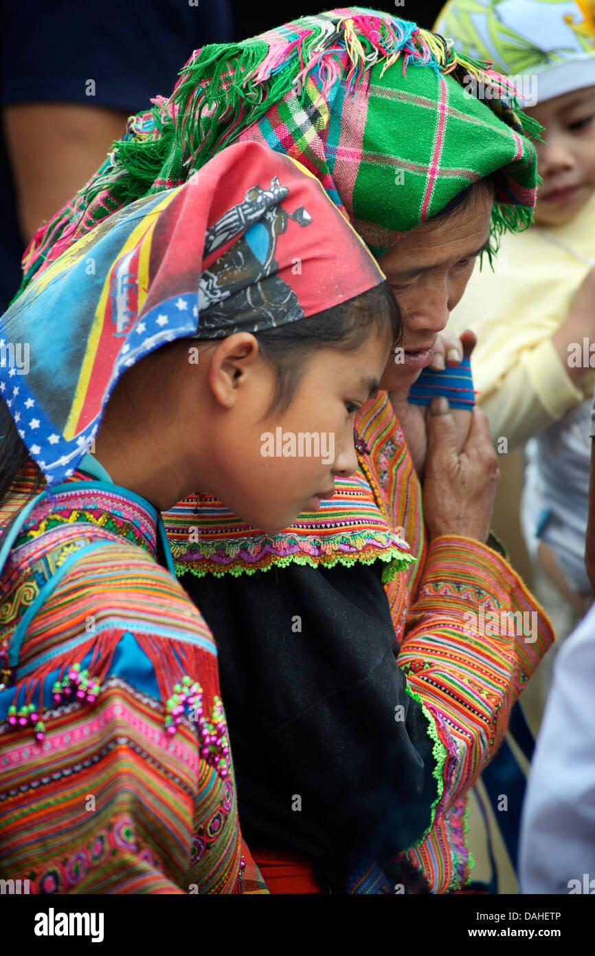 Hmong-Frau und Kind Bac Ha, Provinz Lao Cai, Vietnam Stockfoto