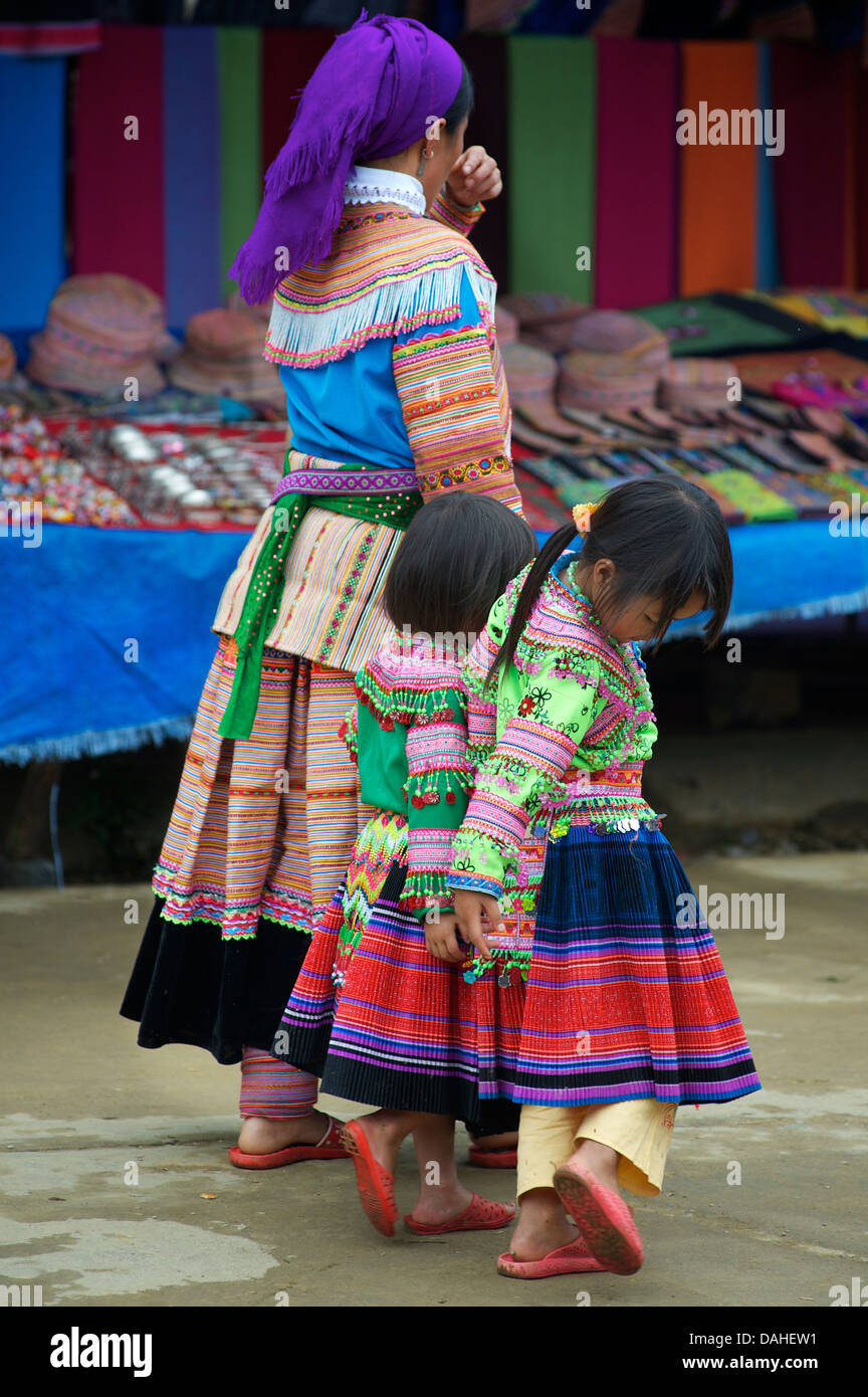 Hmong-Mutter und Kinder am Markt von Bac Ha, Provinz Lao Cai, Vietnam Stockfoto