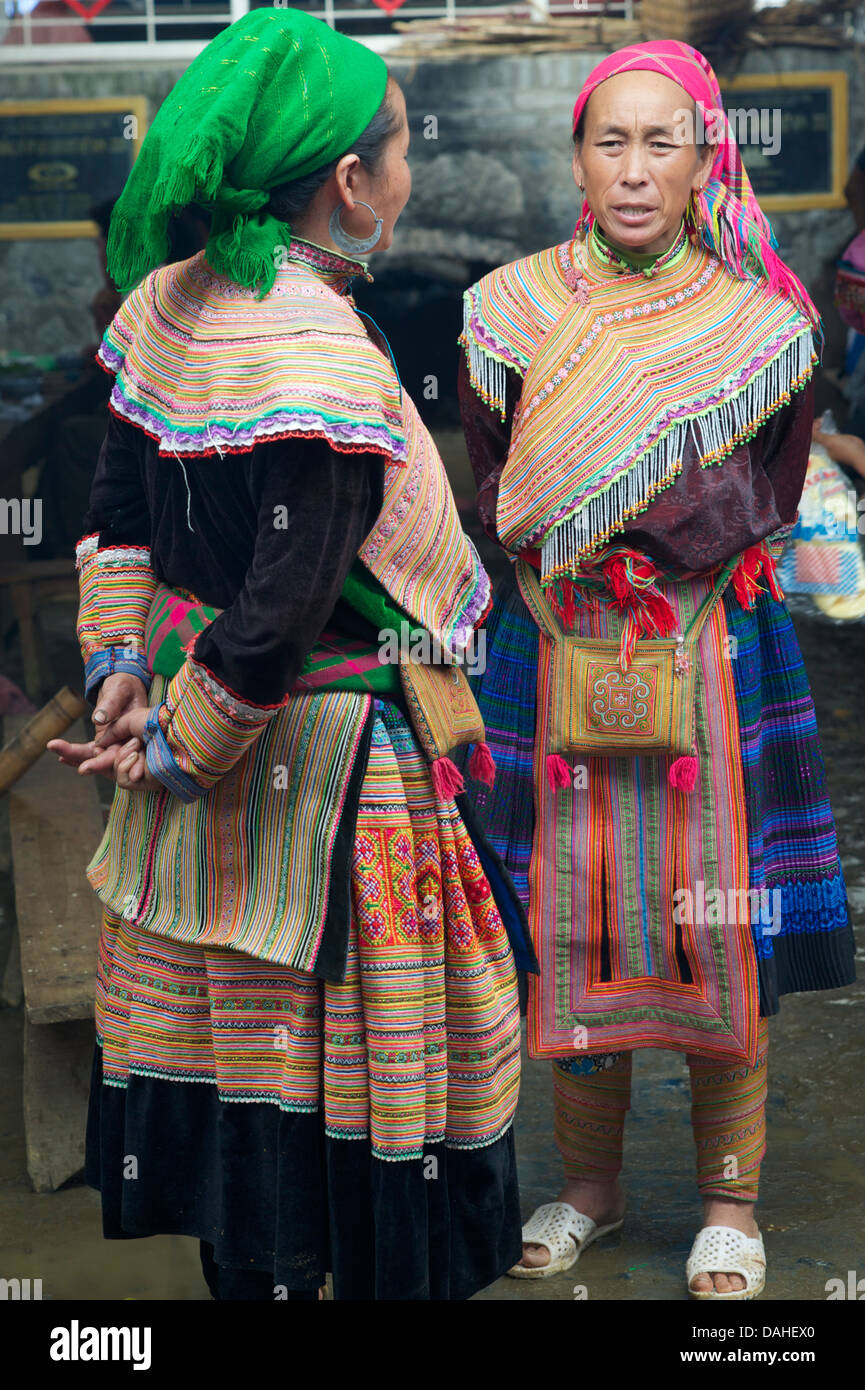 Flower Hmong Frauen bei Coc Ly Markt, in der Nähe von Bac Ha, Vietnam Stockfoto