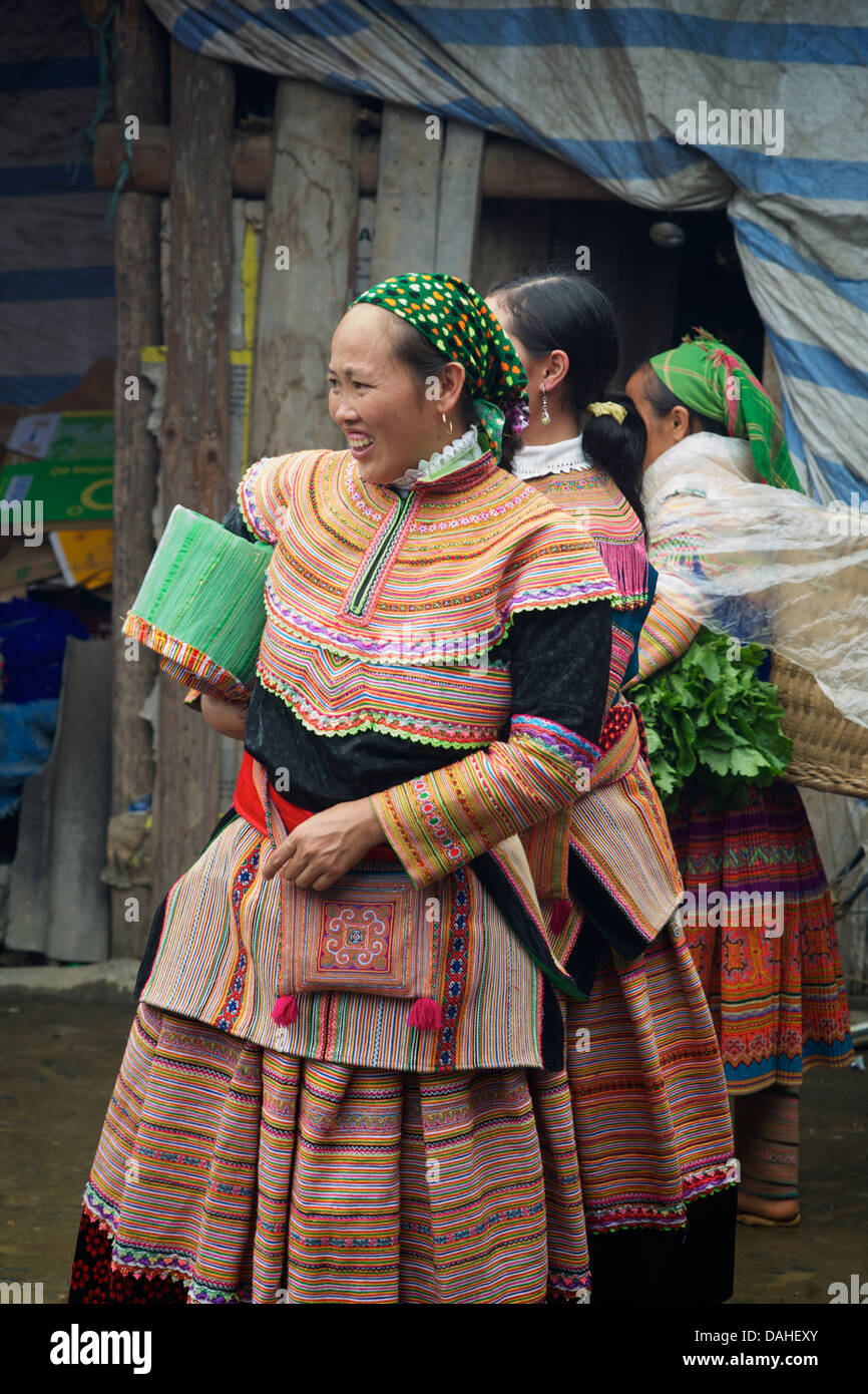 Flower Hmong Frauen bei Coc Ly Markt, in der Nähe von Bac Ha, Vietnam Stockfoto