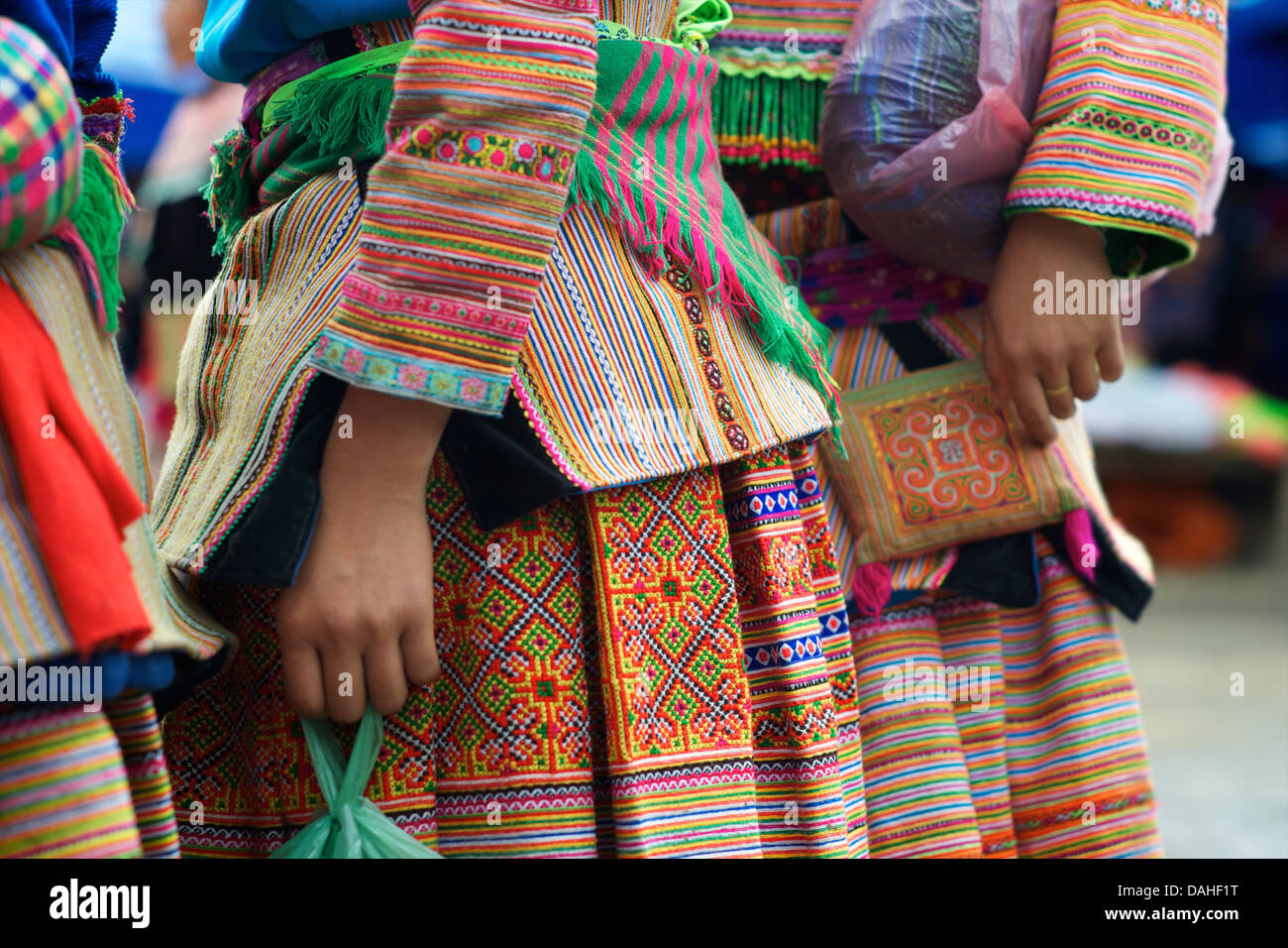 Detail der Flower Hmong Kostüm von Frauen am Markt von Bac Ha, Vietnam Stockfoto