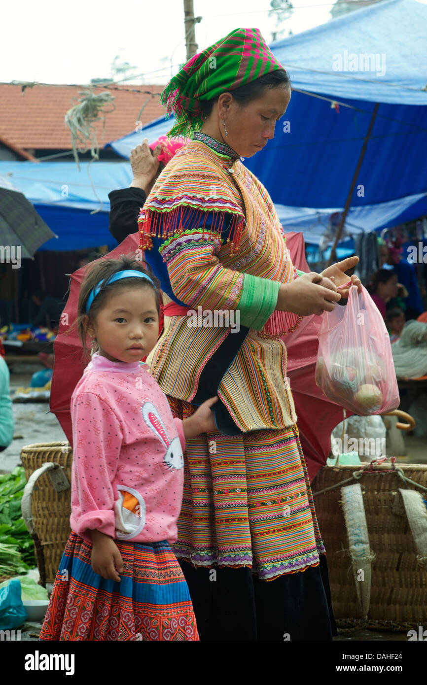 Flower Hmong Mutter und Tochter, Bac Ha, Provinz Lao Cai, Vietnam Stockfoto