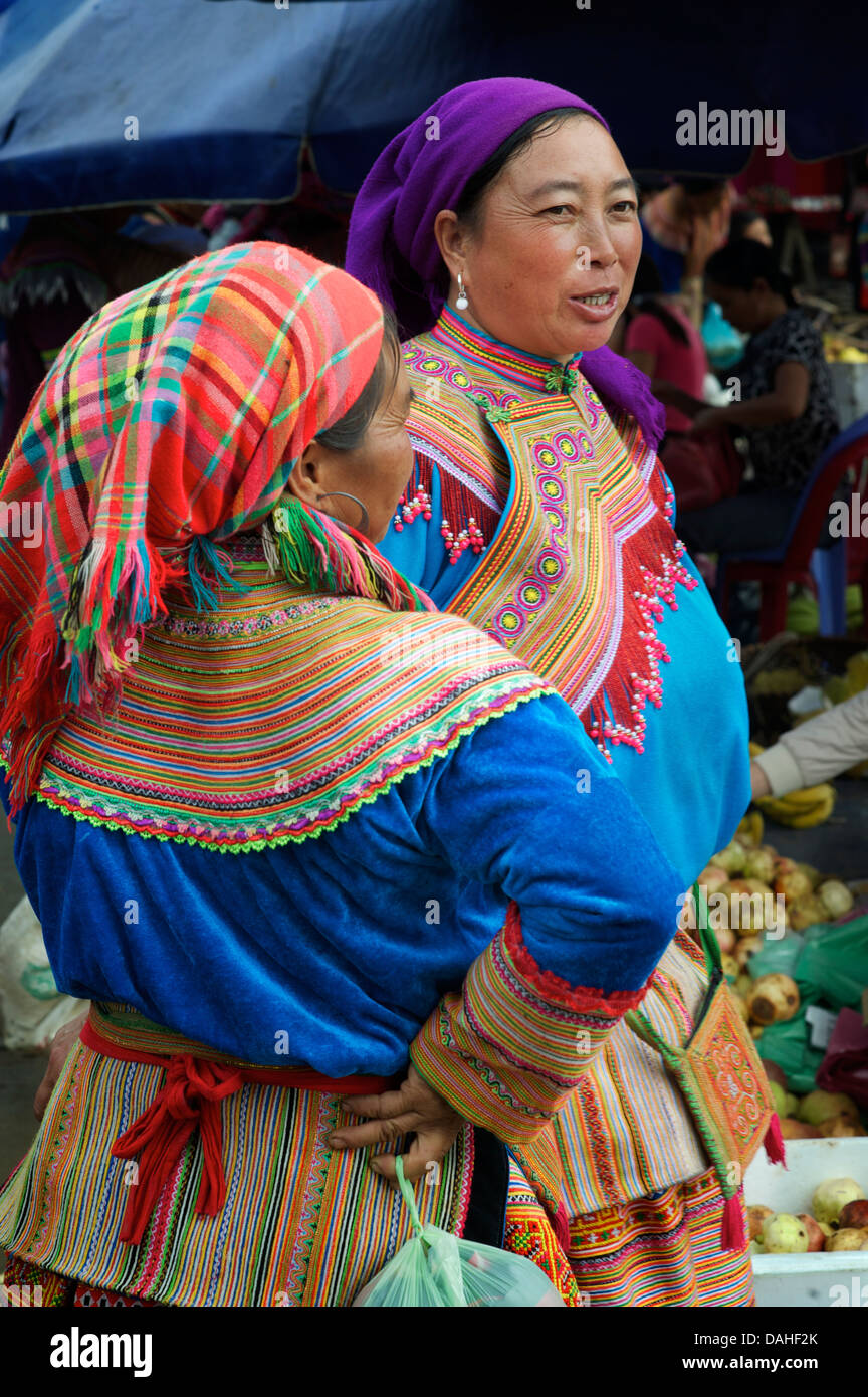 Flower Hmong Frauen im Chat am Markt von Bac Ha, Vietnam Stockfoto