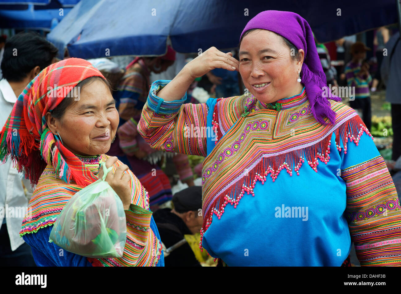 Flower Hmong Frauen im Chat am Markt von Bac Ha, Vietnam Stockfoto