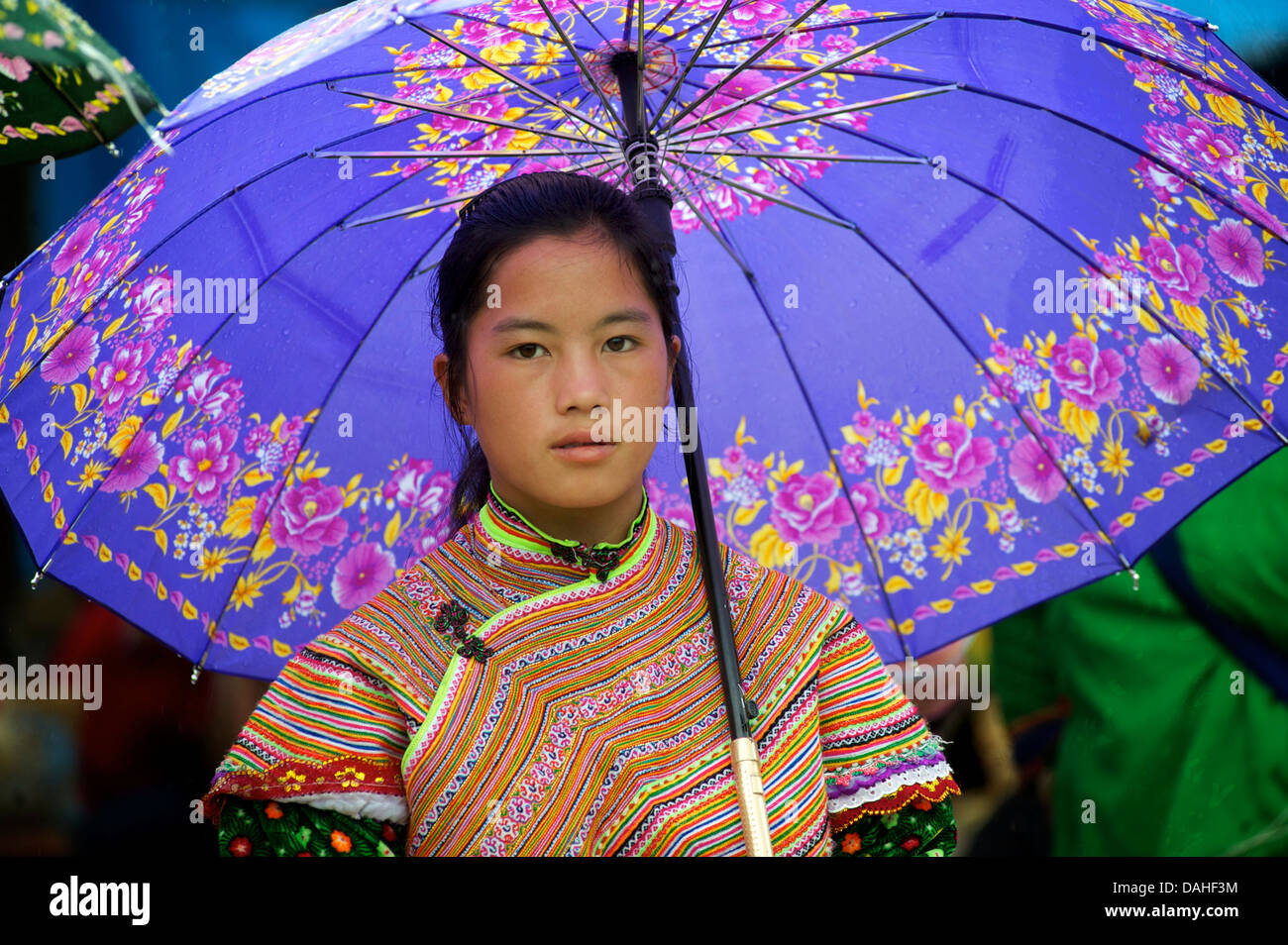 Vietnamesische Flower Hmong Mädchen mit Regenschirm am Markt von Bac Ha Stockfoto