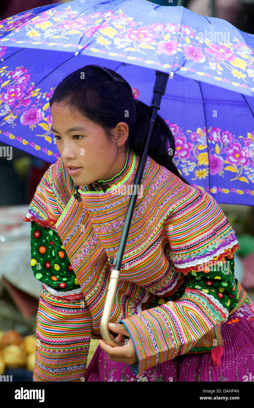 Vietnamesische Flower Hmong Mädchen mit Regenschirm am Markt von Bac Ha Stockfoto