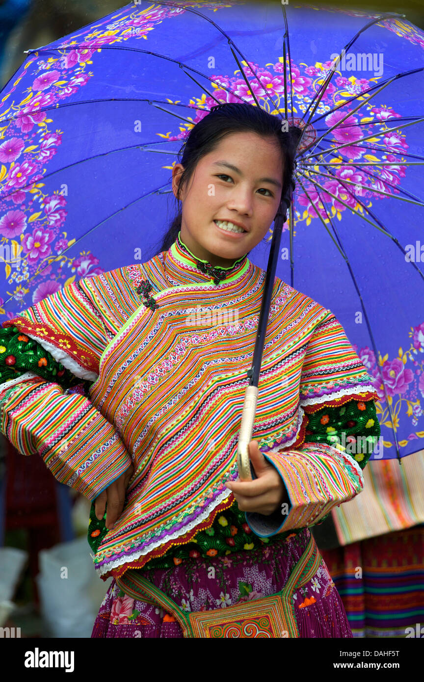Vietnamesische Flower Hmong Mädchen mit Regenschirm am Markt von Bac Ha Stockfoto