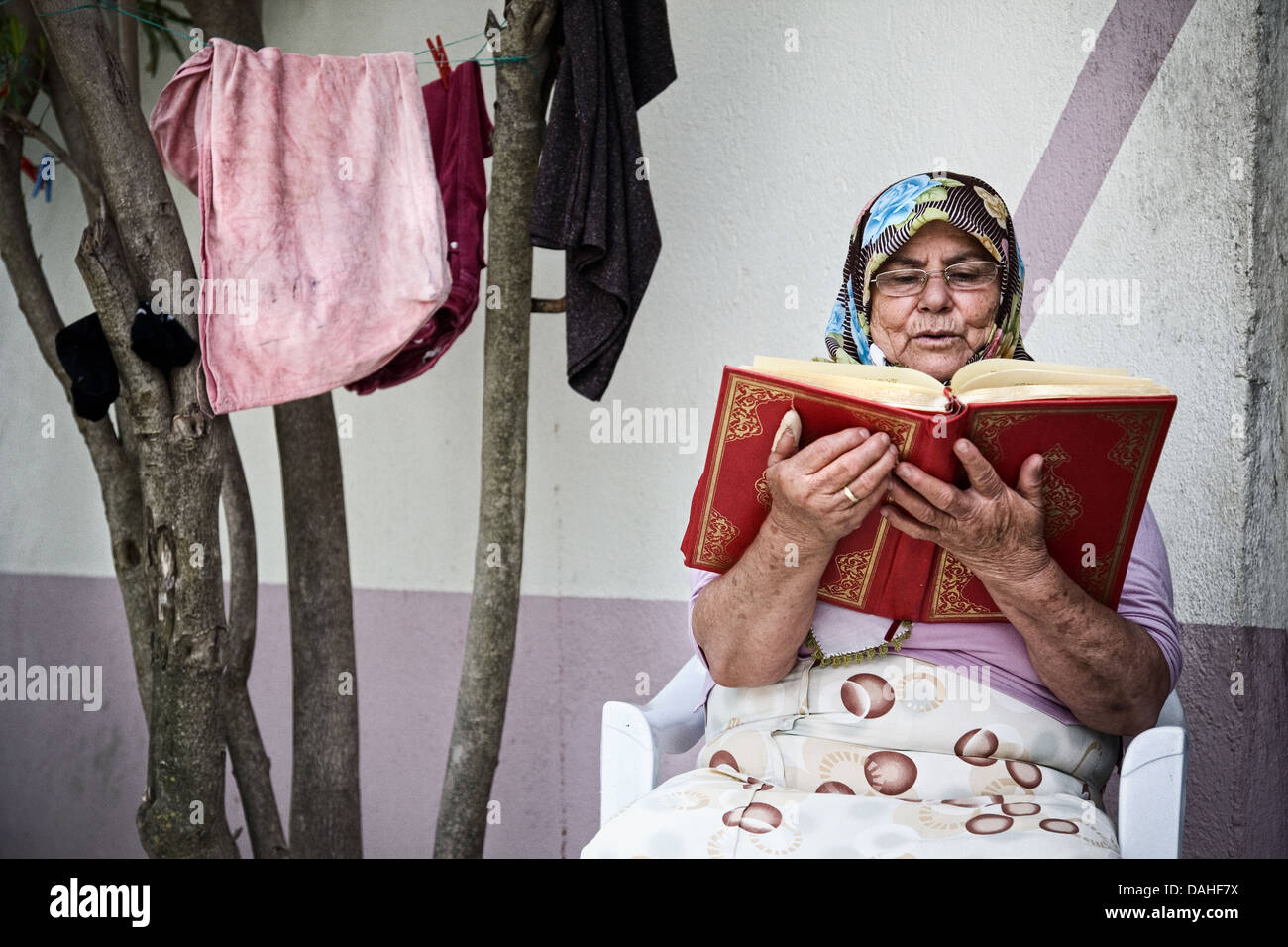 Ältere Frau liest Koran in einem kleinen Dorf, Türkei Stockfoto