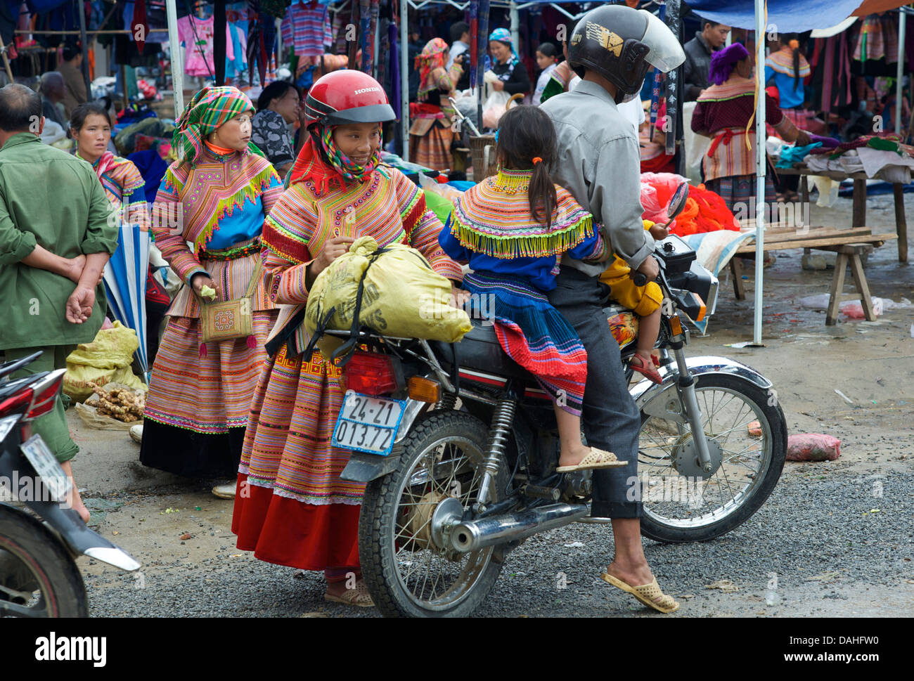 Flower Hmong Familien Reisen mit dem Motorrad, Bac Ha, Provinz Lao Cai, Vietnam Stockfoto