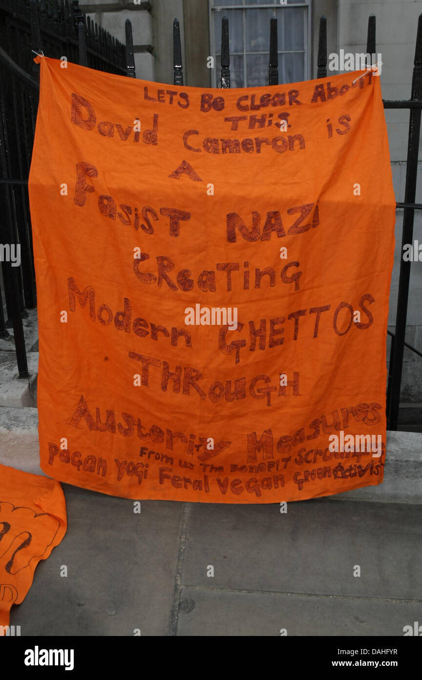 London, UK. 13. Juli 2013. Banner mit Geländern an vor März, Downing Street, die hand in der Petition an die Schlafzimmer Steuer abzuschaffen verbunden zu protestieren. London, UK, 13. Juli 2013 Credit: Martyn Wheatley/Alamy Live News Stockfoto