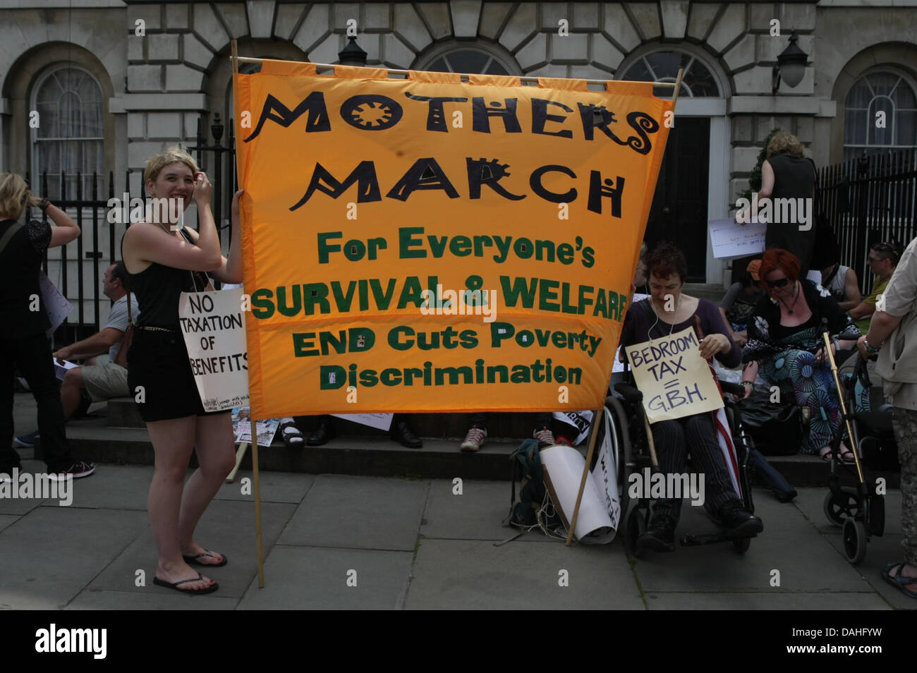 London, UK. 13. Juli 2013. Demonstranten mit Mütter März Banner vor März, Downing Street, die hand in der Petition an die Schlafzimmer Steuer abzuschaffen. London, UK, 13. Juli 2013 Credit: Martyn Wheatley/Alamy Live News Stockfoto