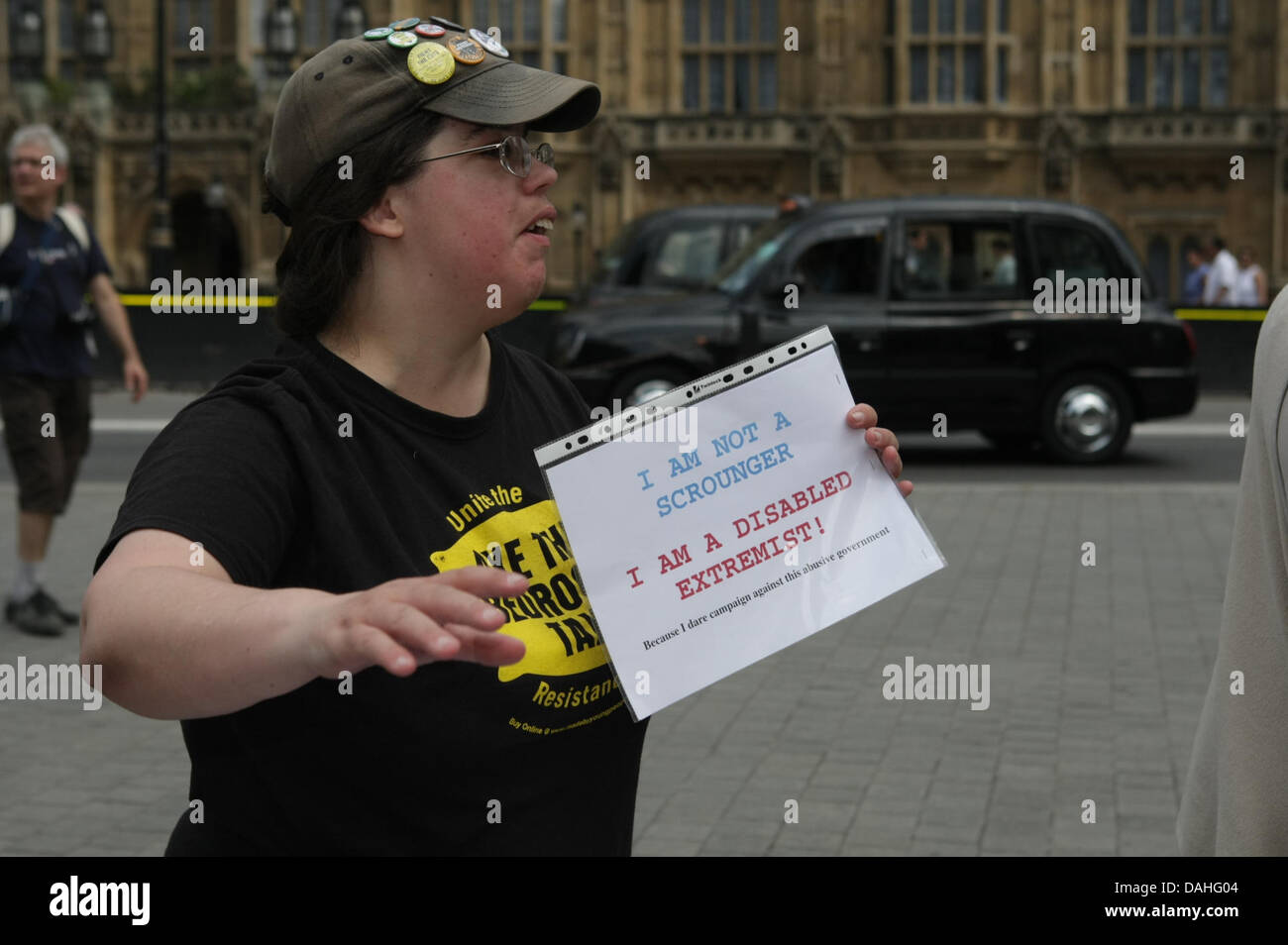 London, UK. 13. Juli 2013. Demonstrant hält Nachricht vor März, Downing Street, die hand in der Petition an die Schlafzimmer Steuer abzuschaffen. London, UK, 13. Juli 2013 Credit: Martyn Wheatley/Alamy Live News Stockfoto