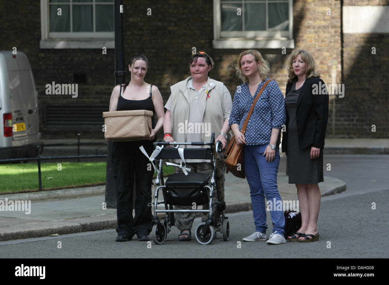London, UK. 13. Juli 2013. Links nach rechts: Jessica Mccarnun, Paula Peters, ein Reporter und Theresa Cole in der Downing Street, die hand in der Petition an die Schlafzimmer Steuer abzuschaffen. London, UK, 13. Juli 2013 Credit: Martyn Wheatley/Alamy Live News Stockfoto