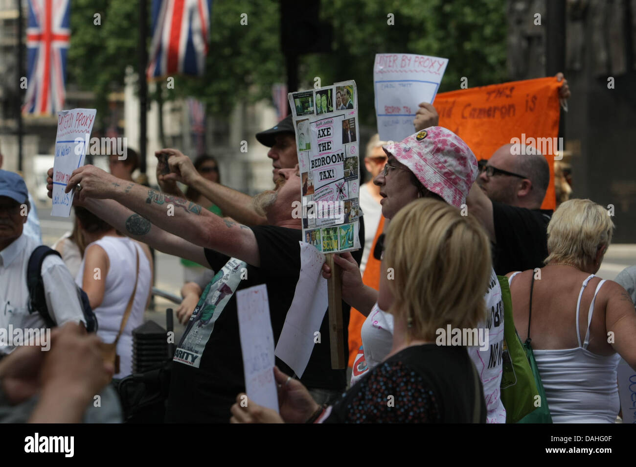 London, UK. 13. Juli 2013. Demonstranten halten Spruchbänder und Plakate an den Toren zur Downing Street, die hand in der Petition an die Schlafzimmer Steuer abzuschaffen. London, UK, 13. Juli 2013 Credit: Martyn Wheatley/Alamy Live News Stockfoto