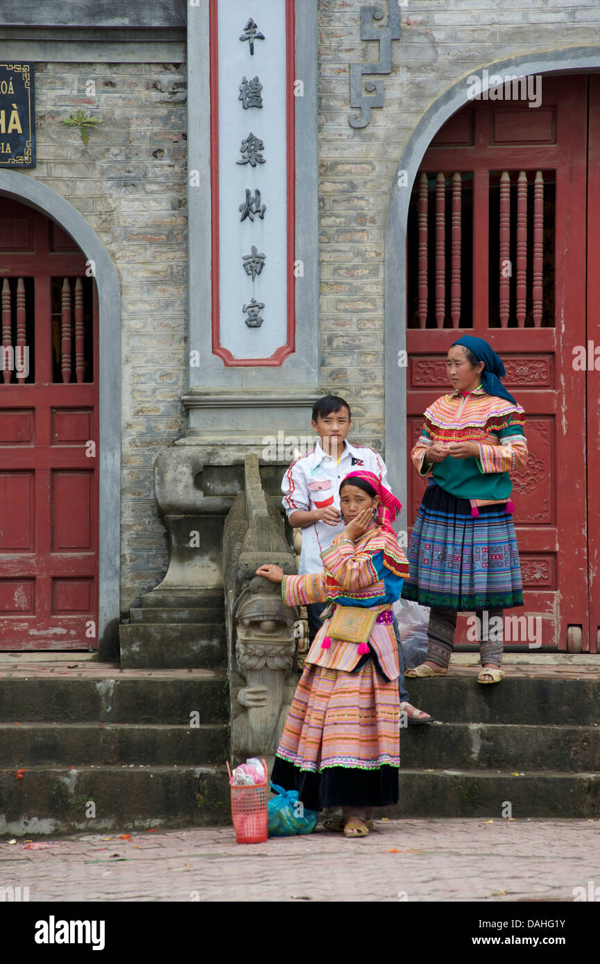 Hmong Stammesgemeinschaft. Warten außerhalb des Tempels in Bac Ha, Provinz Lao Cai, Vietnam Stockfoto