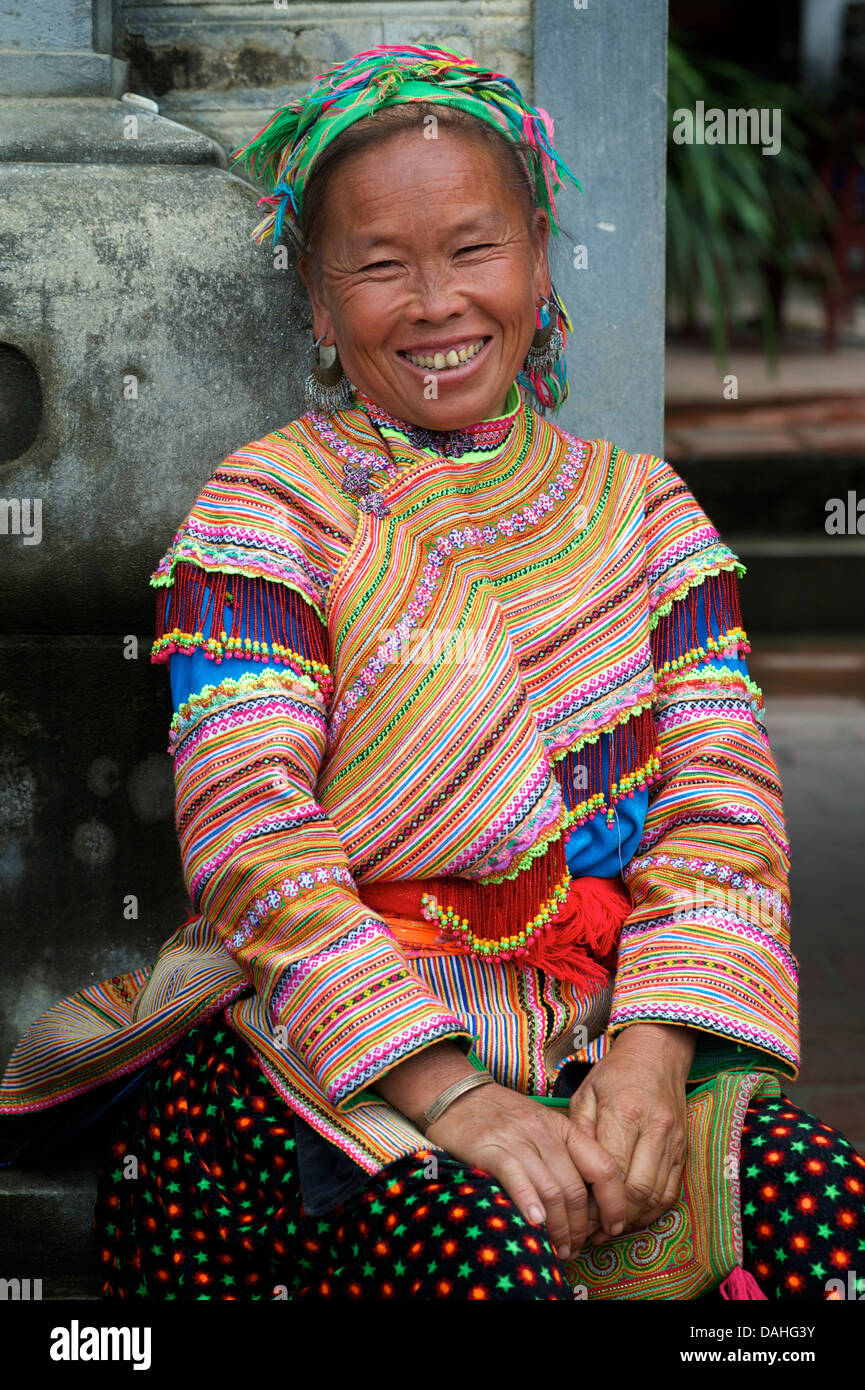 Porträt einer Frau Blume Hmong in markanten tribal Kostüm, Bac Ha, Vietnam Stockfoto