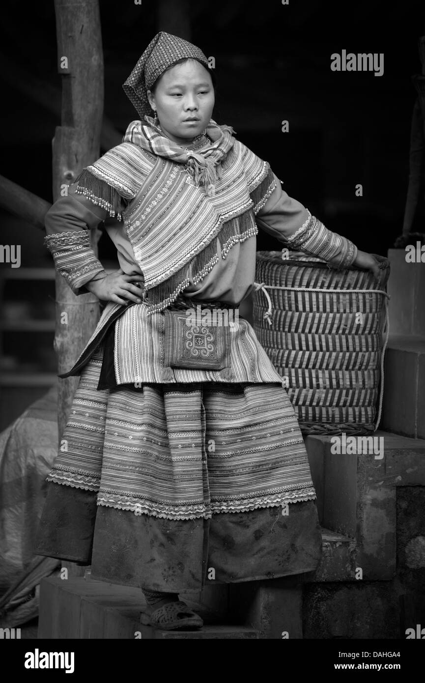 Schwarz / weiß Bild der Flower Hmong Frau im unverwechselbaren Stammes-Kleid, Bac Ha. Lao Cai Provinz, Vietnam Stockfoto