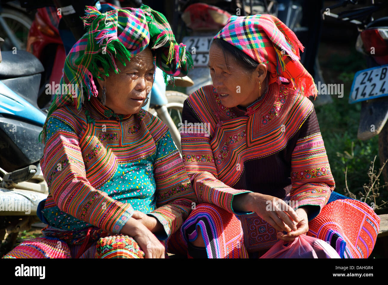Flower Hmong Frauen chatten bei Coc Ly Markt, in der Nähe von Bac Ha, Vietnam Stockfoto