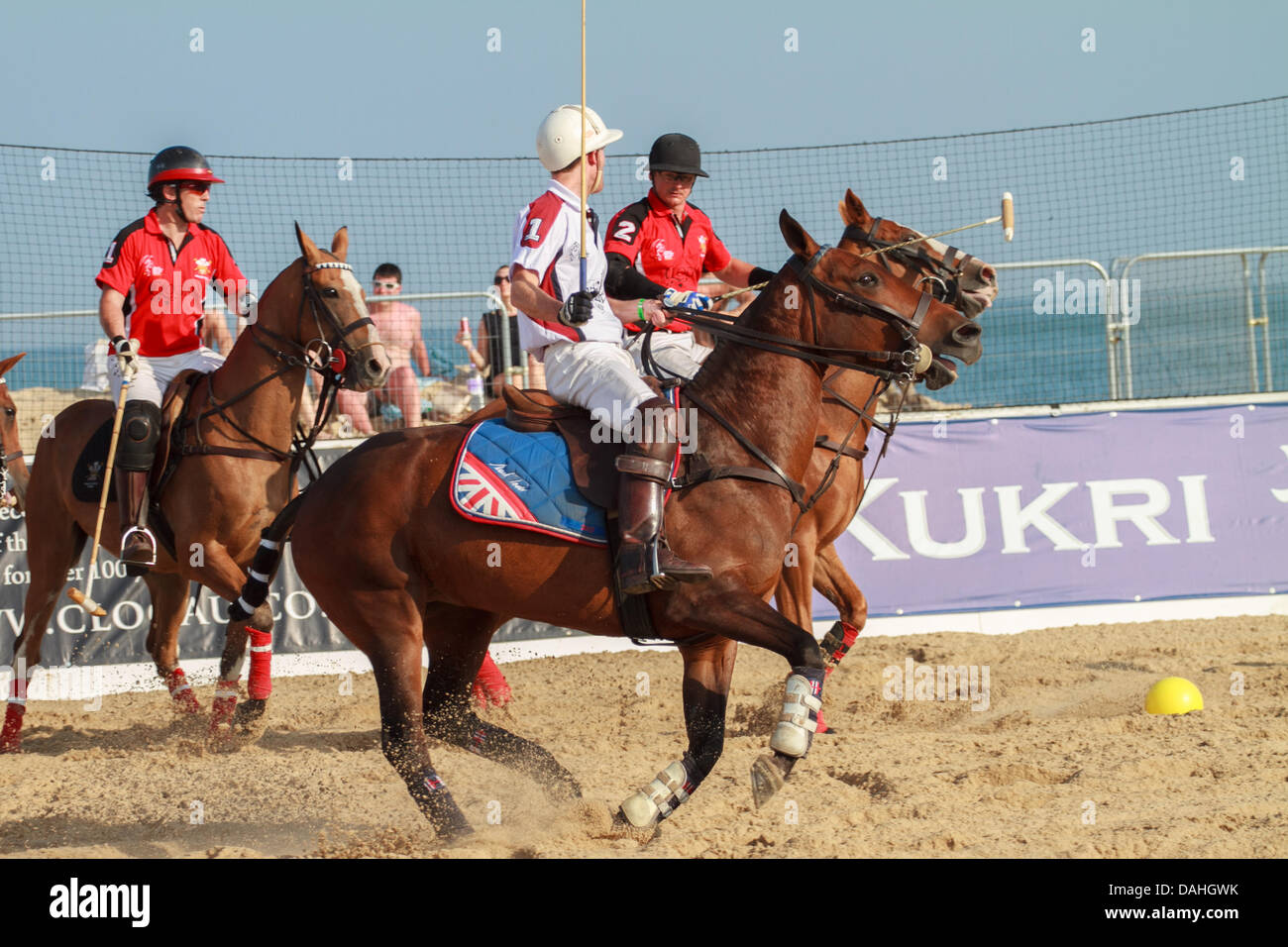 Sandbänke, Poole, Dorset, UK 13. Juli 2013: England und Wales Polo Teams konkurriert beim Finale der Asahi British Beach Polo Championship 2013 Stockfoto