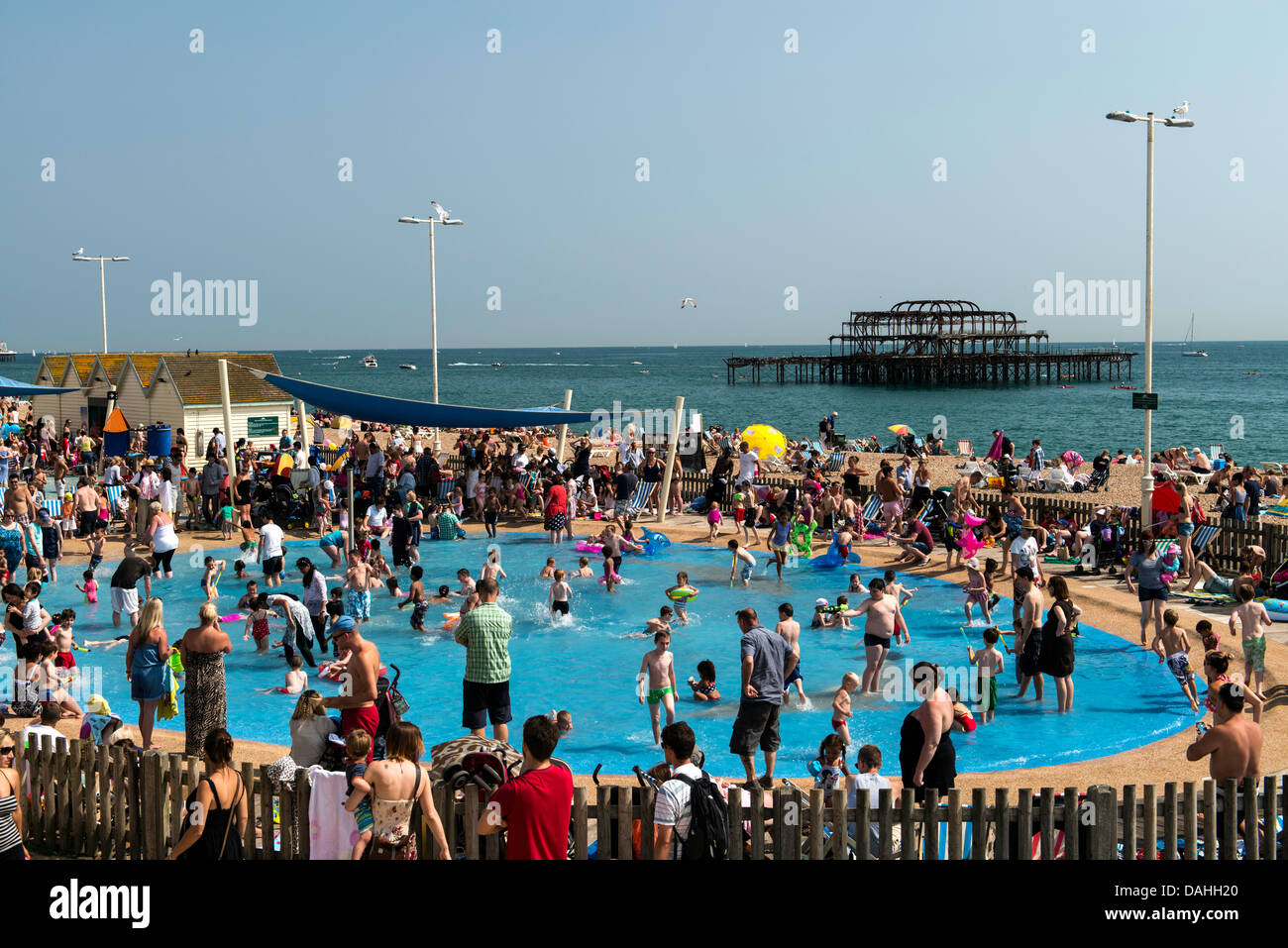 Überfüllten Schwimmbad am Strand von Brighton Großbritannien England UK Stockfoto