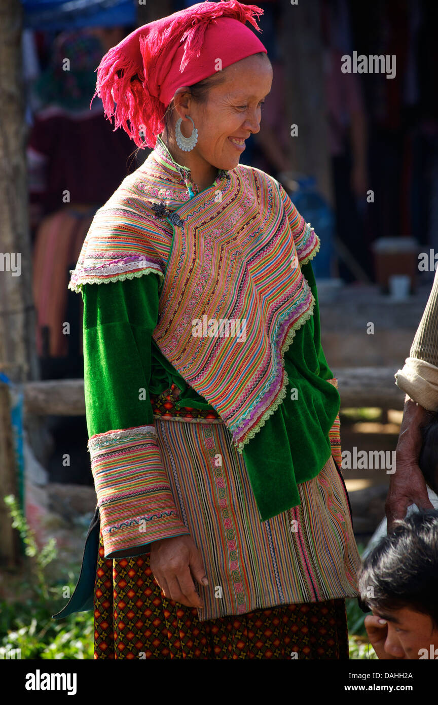 Flower Hmong Frau am Coc Ly Markt Stockfoto