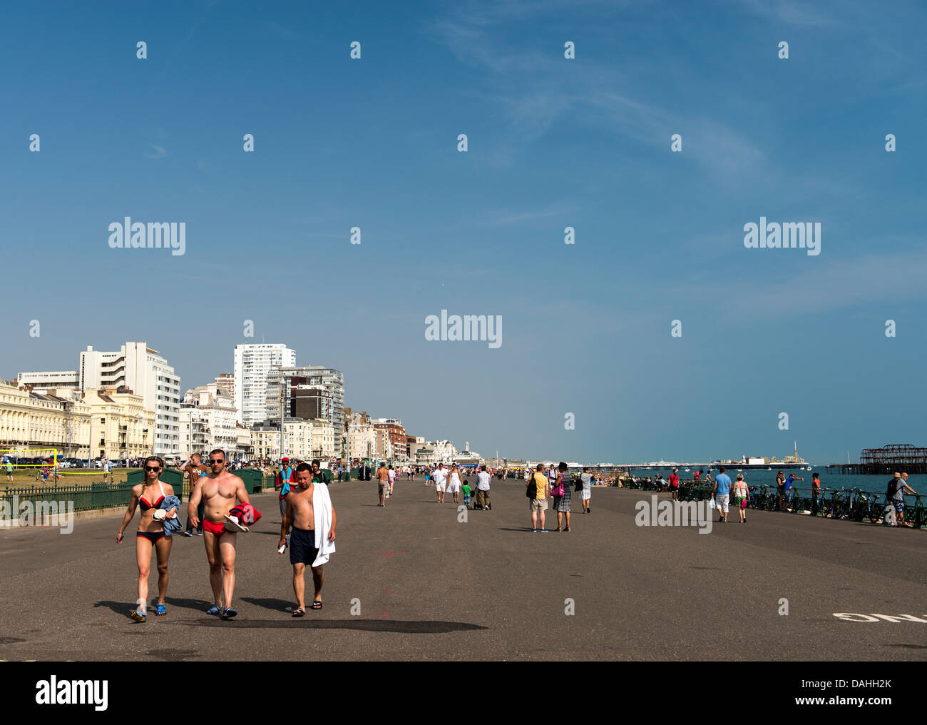 Menschen zu Fuß entlang der Promenade am Brighton England Great Britain UK Stockfoto