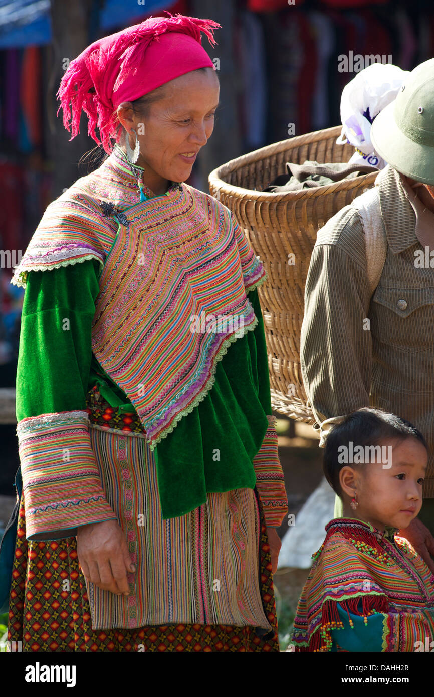 Flower Hmong Frau und Kind in lokalen Kleid bei Coc Ly Markt Stockfoto