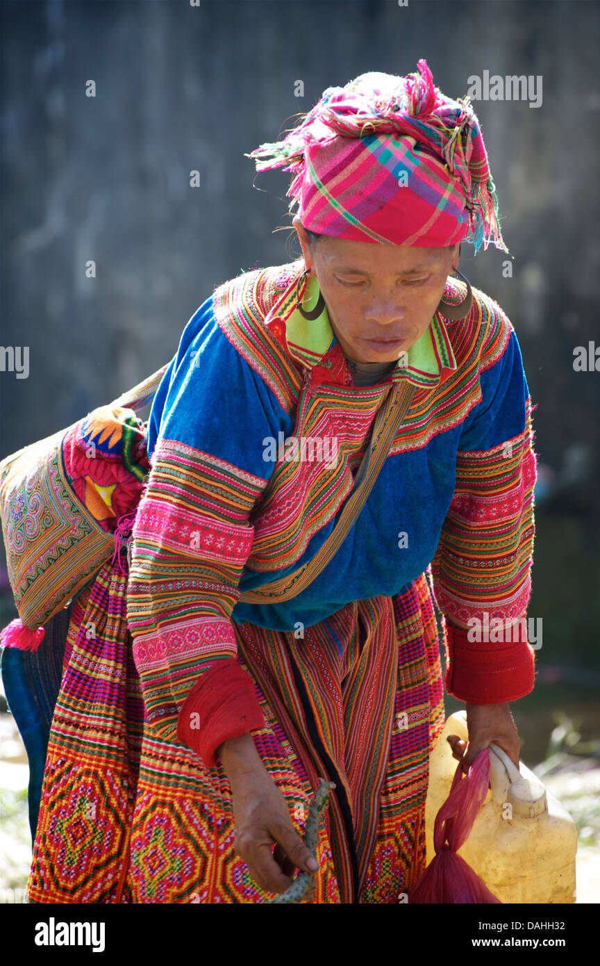 Flower Hmong Frau am Coc Ly Markt Stockfoto