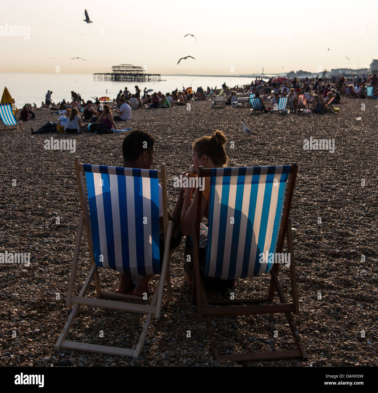 Paar, Essen ein Eis am Strand Brighton South England Great Britain UK Stockfoto