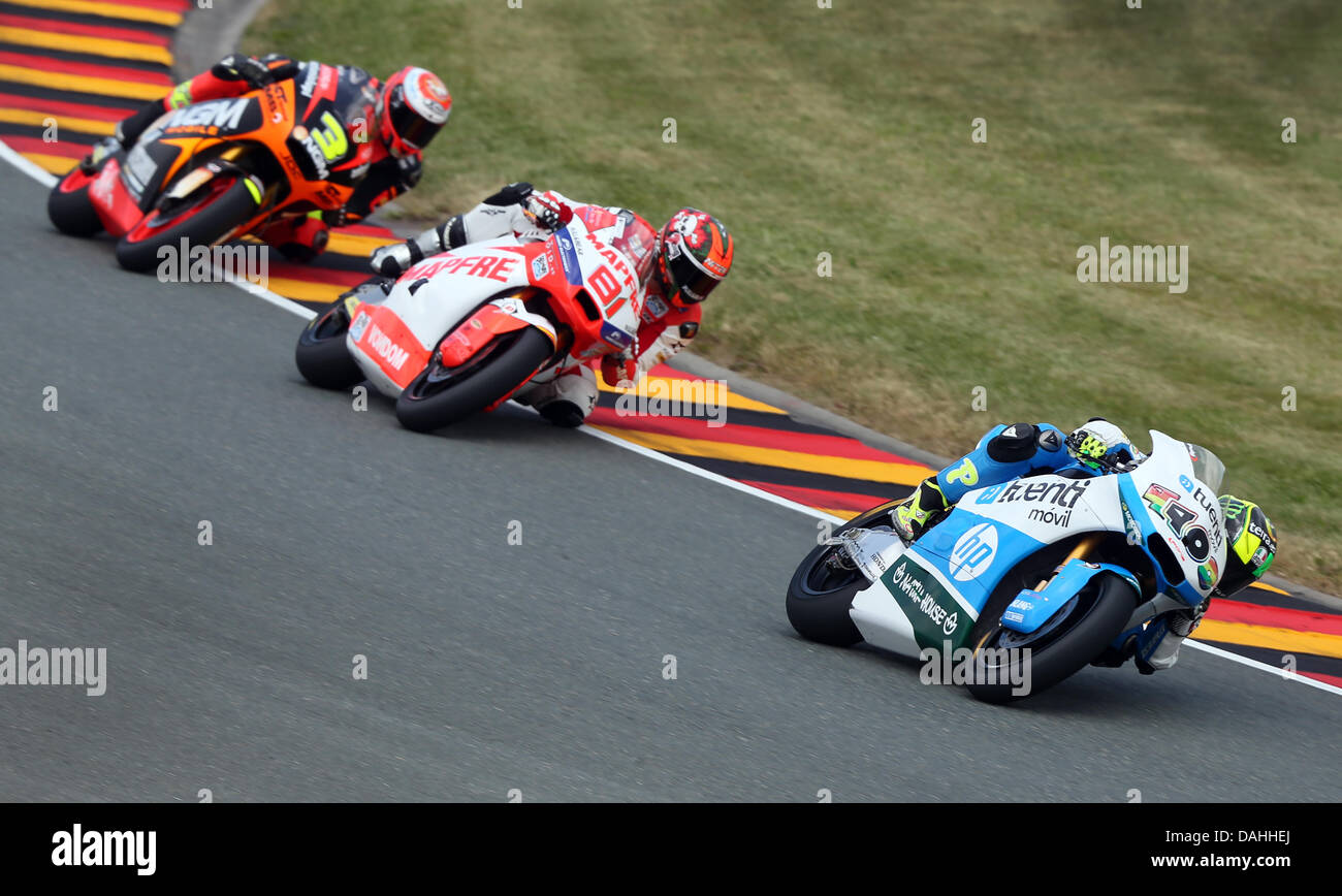 Hohenstein-Ernstthal, Deutschland. 14. Juli 2013. Spanisch-Moto2-Fahrer Pol Espargaro von Aspar Team Moto 2 führt die Packung des deutschen Grand Prix vor der Spanier Jordi Torres von Aspar Team Moto2 und der Italiener Simone Corsi der NGM Mobile Racing, gehalten an der Rennstrecke Sachsenring bei Hohenstein-Ernstthal, Deutschland, 14. Juli 2013. Foto: Jan Woitas/Dpa/Dpa/Alamy Live News Stockfoto