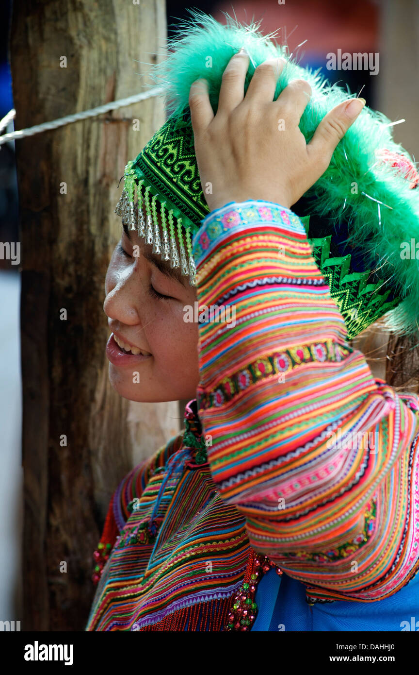 Flower Hmong Frau in markanten tribal Kopfschmuck. COC Ly, Vietnam. Modell veröffentlicht Stockfoto
